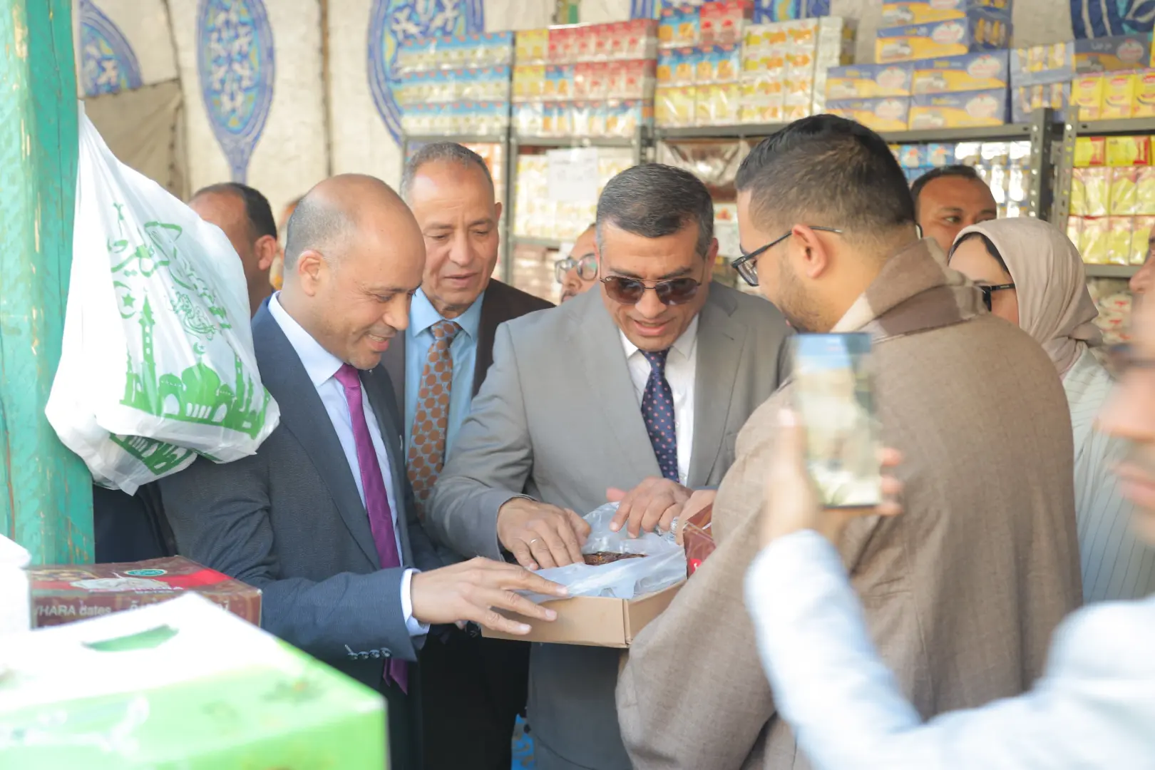محافظ قنا يتفقد معرض "أهلاً رمضان" بنجع حمادي ويشدد على الالتزام بالأسعار المخفضة - 1000415521