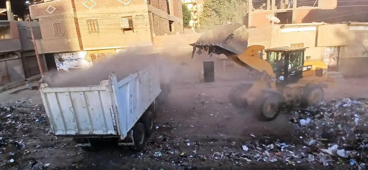 لاشين : تفعيل منظومة النظافة الجديدة .. ورفع 219 طن من المخلفات والقمامة والتراكمات بأحياء مدينة أسوان - 1000415609