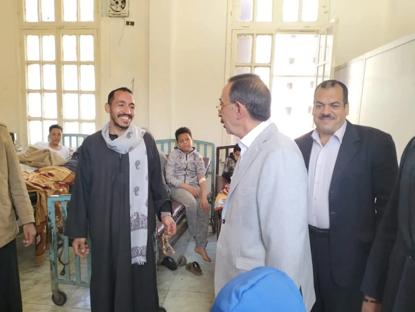 تسمم ٦١ شخصًا بسوهاج.. والمحافظ يطمئن على المصابين ويُحيل بائع «البوظة» للنيابة - 1000415727