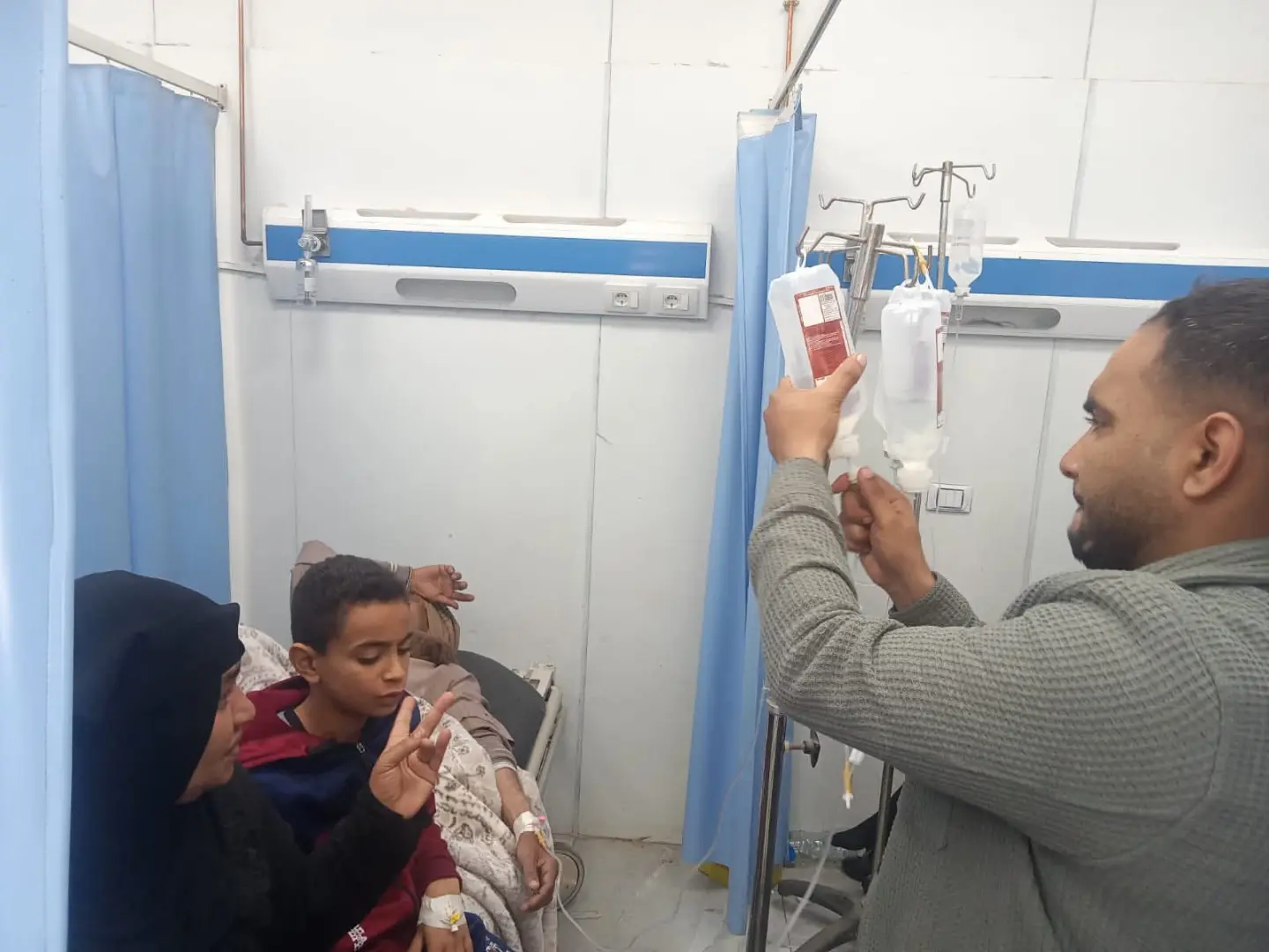 تسمم ٦١ شخصًا بسوهاج.. والمحافظ يطمئن على المصابين ويُحيل بائع «البوظة» للنيابة - 1000415728