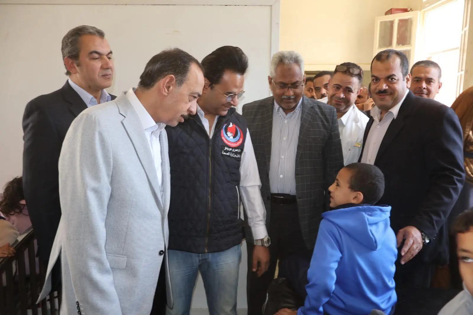 تسمم ٦١ شخصًا بسوهاج.. والمحافظ يطمئن على المصابين ويُحيل بائع «البوظة» للنيابة