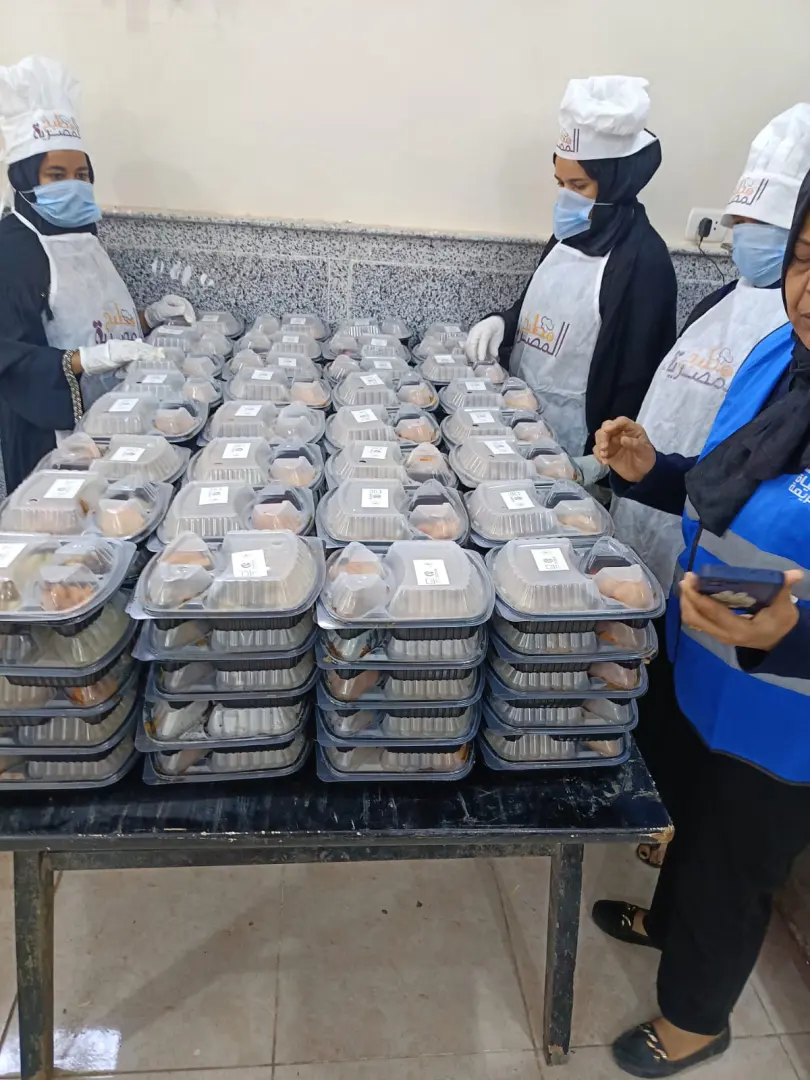 يوفر 350 وجبة.. محافظ قنا يشيد بمبادرة "مطبخ المصرية" لتمكين المرأة ودعم الأسر الأولى بالرعاية - 1000417130