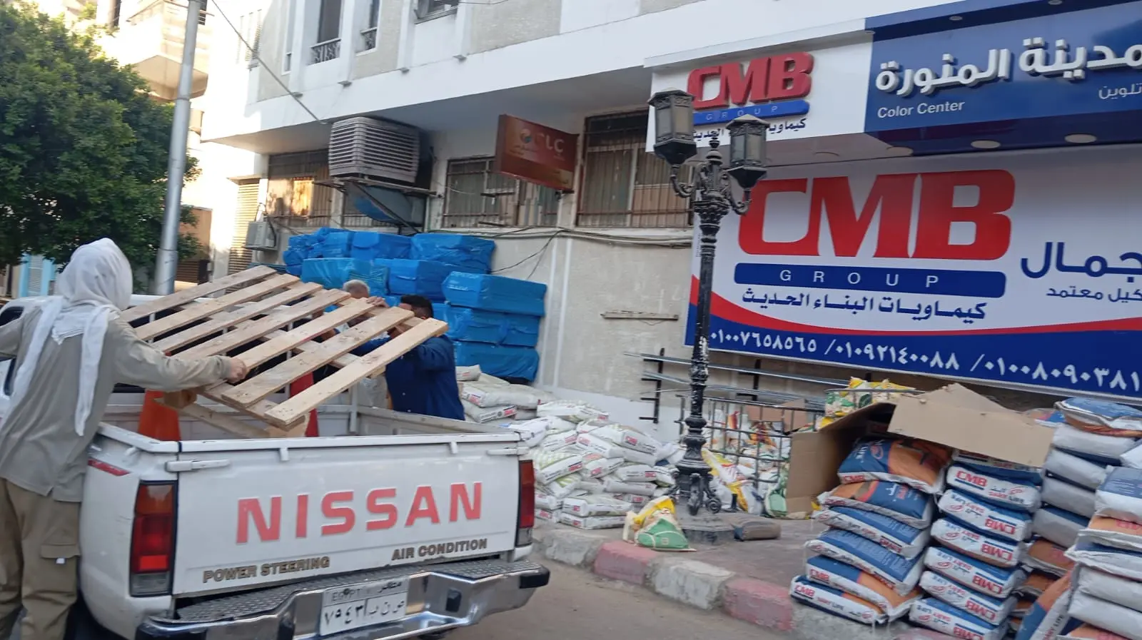 خلال جولة مفاجئة.. محافظ قنا يرصد عدد من المخالفات ويوجه برفع إشغالات المحال التجارية بالمدينة - 1000417593