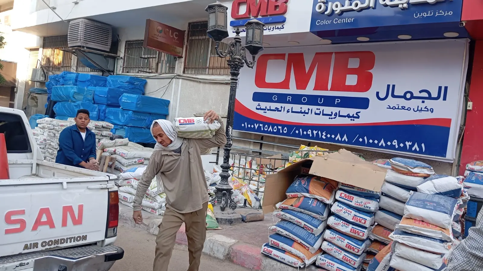 خلال جولة مفاجئة.. محافظ قنا يرصد عدد من المخالفات ويوجه برفع إشغالات المحال التجارية بالمدينة