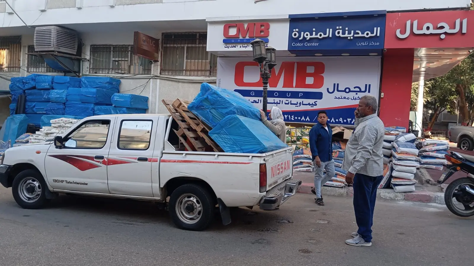 خلال جولة مفاجئة.. محافظ قنا يرصد عدد من المخالفات ويوجه برفع إشغالات المحال التجارية بالمدينة - 1000417599