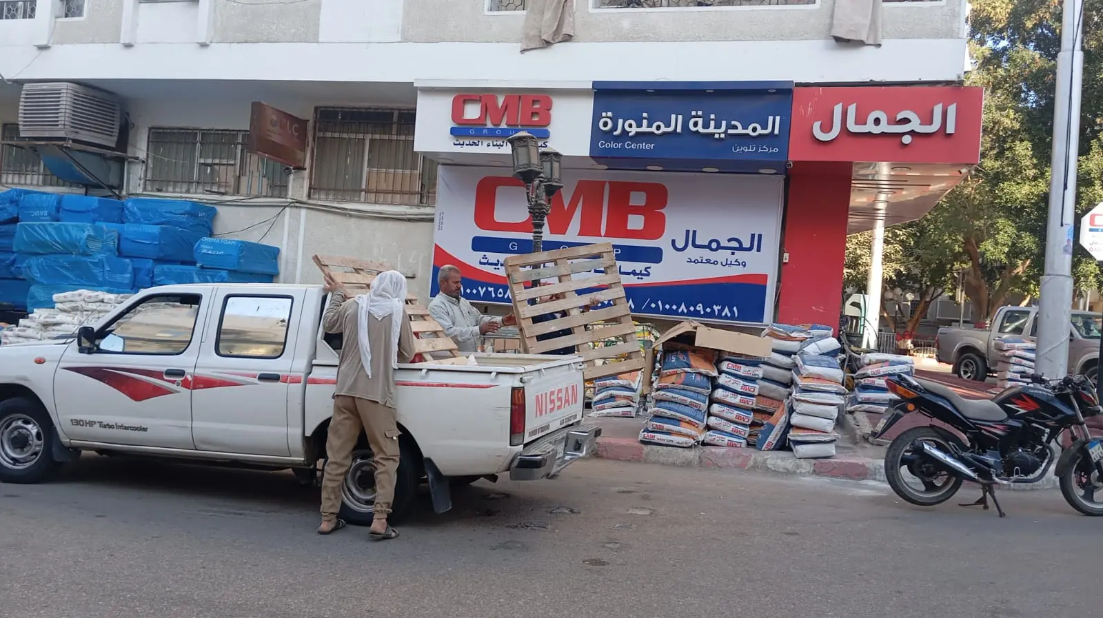 خلال جولة مفاجئة.. محافظ قنا يرصد عدد من المخالفات ويوجه برفع إشغالات المحال التجارية بالمدينة - 1000417602