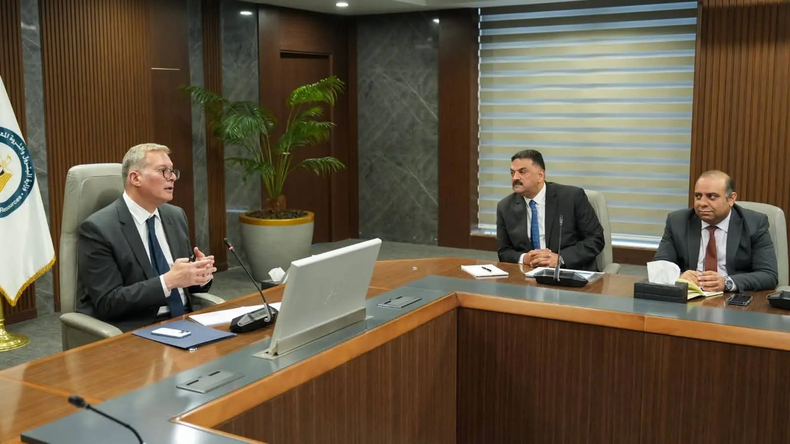 وزير البترول والثروة المعدنية يعقد اجتماعاً مع مجلس إدارة هيئة الثروة المعدنية والصناعات التعدينية - 1000419299