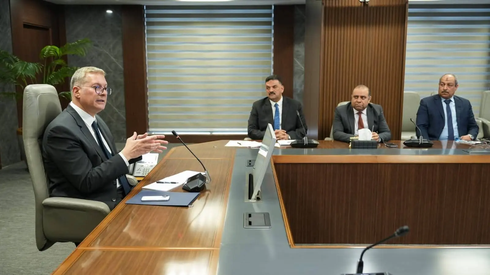 وزير البترول والثروة المعدنية يعقد اجتماعاً مع مجلس إدارة هيئة الثروة المعدنية والصناعات التعدينية - 1000419300
