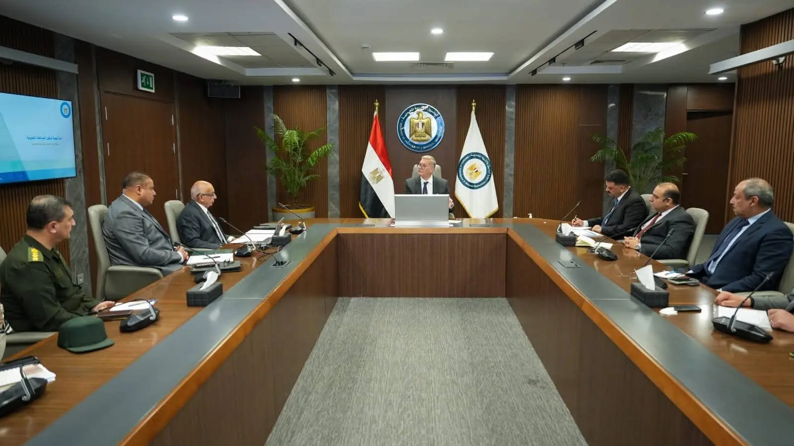 وزير البترول والثروة المعدنية يعقد اجتماعاً مع مجلس إدارة هيئة الثروة المعدنية والصناعات التعدينية - 1000419301