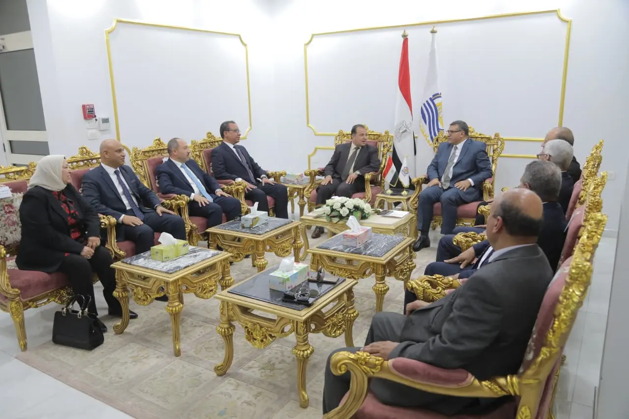 محافظ قنا يستقبل رئيس جامعة قنا والوفد المرافق له لتهنئته بتوليه مهام منصبه - 1000419313