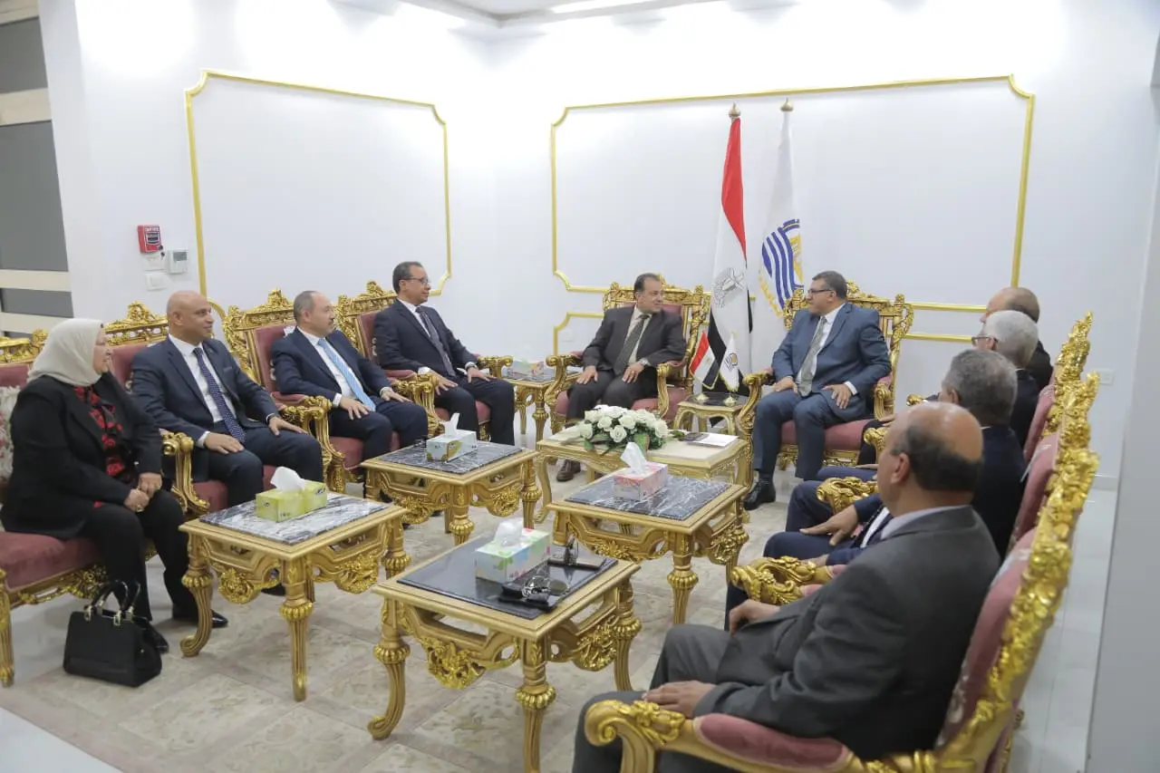 محافظ قنا يستقبل رئيس جامعة قنا والوفد المرافق له لتهنئته بتوليه مهام منصبه - 1000419316
