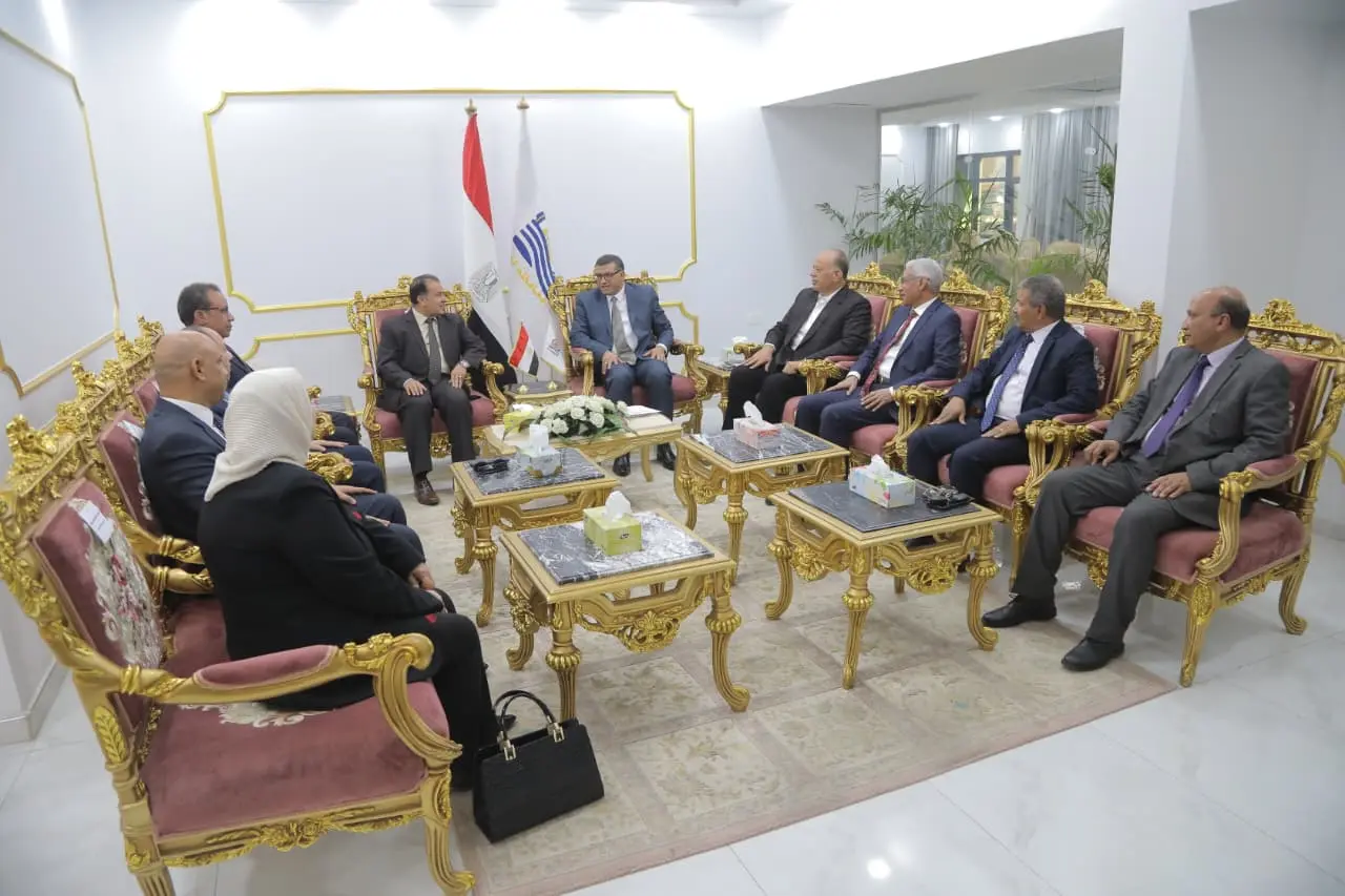 محافظ قنا يستقبل رئيس جامعة قنا والوفد المرافق له لتهنئته بتوليه مهام منصبه - 1000419319