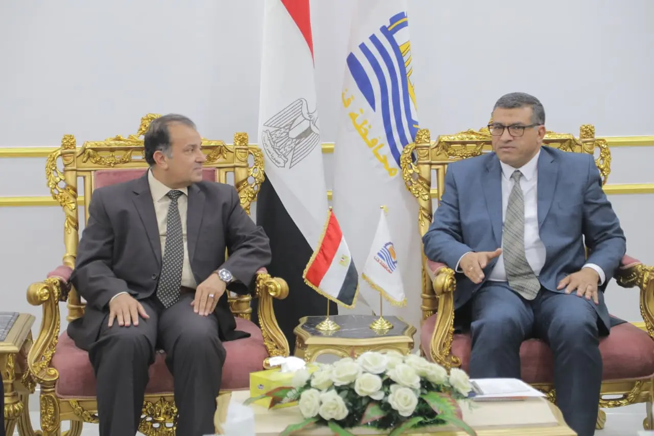محافظ قنا يستقبل رئيس جامعة قنا والوفد المرافق له لتهنئته بتوليه مهام منصبه - 1000419325