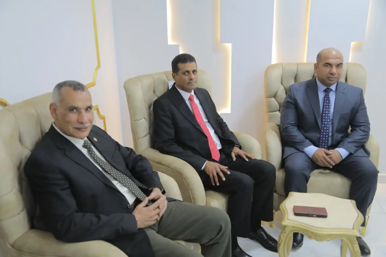 محافظ قنا يستقبل رئيس جامعة قنا والوفد المرافق له لتهنئته بتوليه مهام منصبه - 1000419328