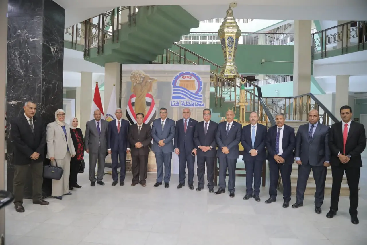 محافظ قنا يستقبل رئيس جامعة قنا والوفد المرافق له لتهنئته بتوليه مهام منصبه - 1000419334