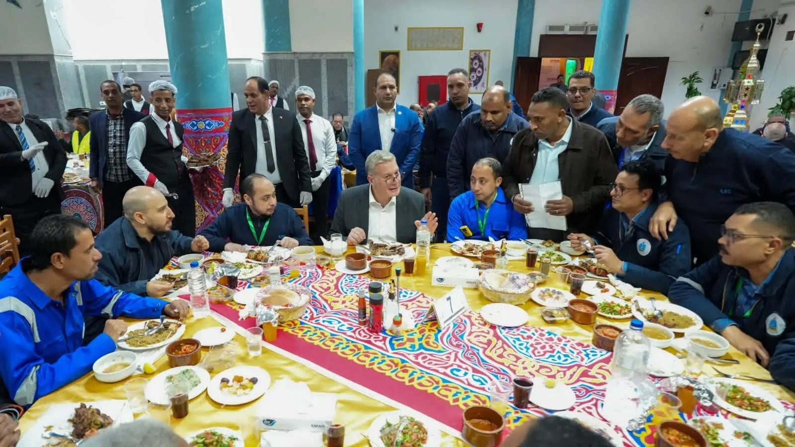 وزير البترول والثروة المعدنية يشارك العاملين إفطار رمضان في حقول الشركة العامة للبترول برأس غارب - 1000423724