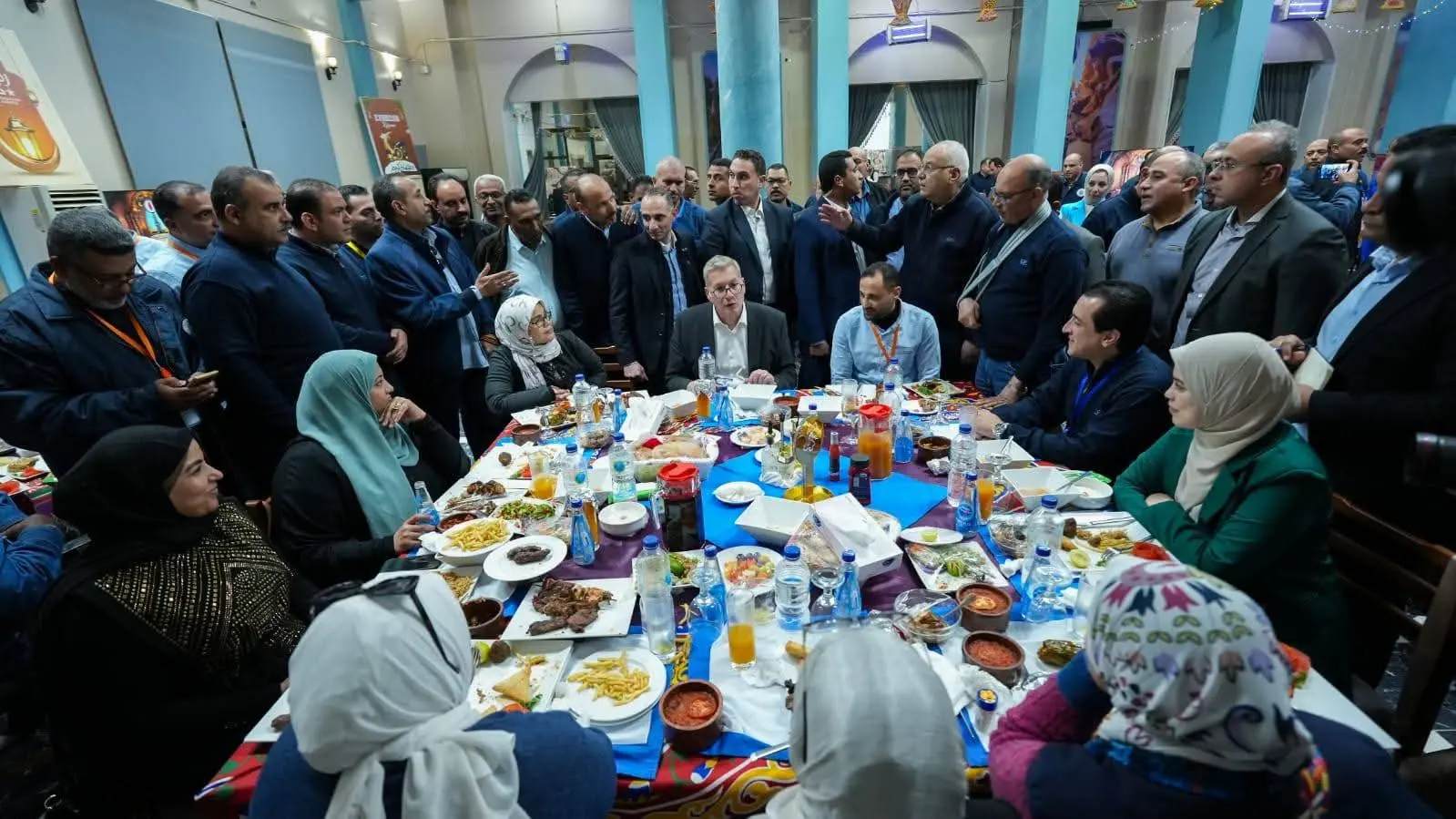وزير البترول والثروة المعدنية يشارك العاملين إفطار رمضان في حقول الشركة العامة للبترول برأس غارب