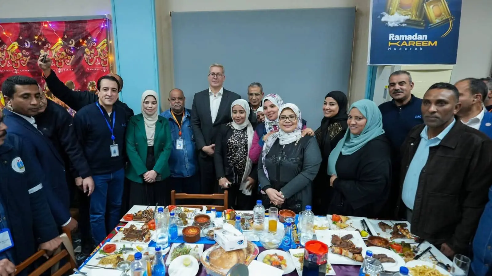 وزير البترول والثروة المعدنية يشارك العاملين إفطار رمضان في حقول الشركة العامة للبترول برأس غارب - 1000423726