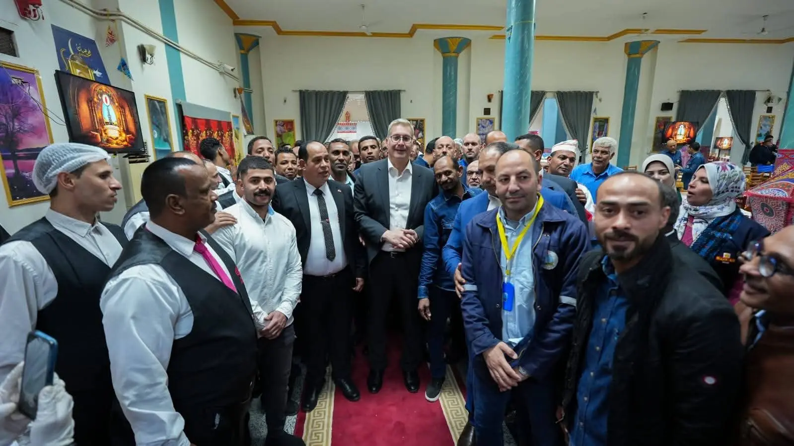 وزير البترول والثروة المعدنية يشارك العاملين إفطار رمضان في حقول الشركة العامة للبترول برأس غارب - 1000423729