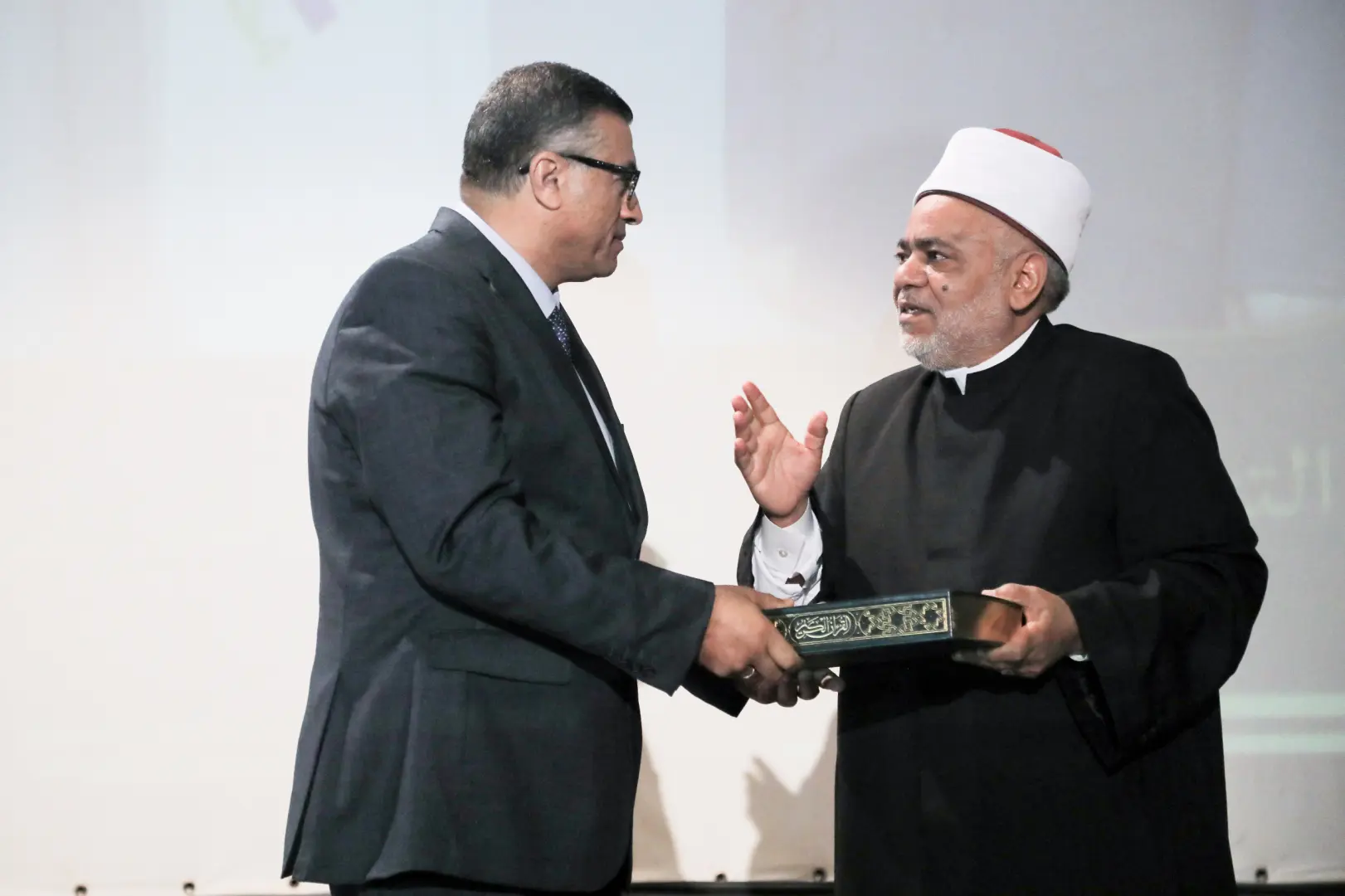 تقديرًا لمكانة جده الراحل الإمام "الببلاوي".. شيخ الأزهر يهدي محافظ قنا مصحفًا بماء الذهب - 1000425226