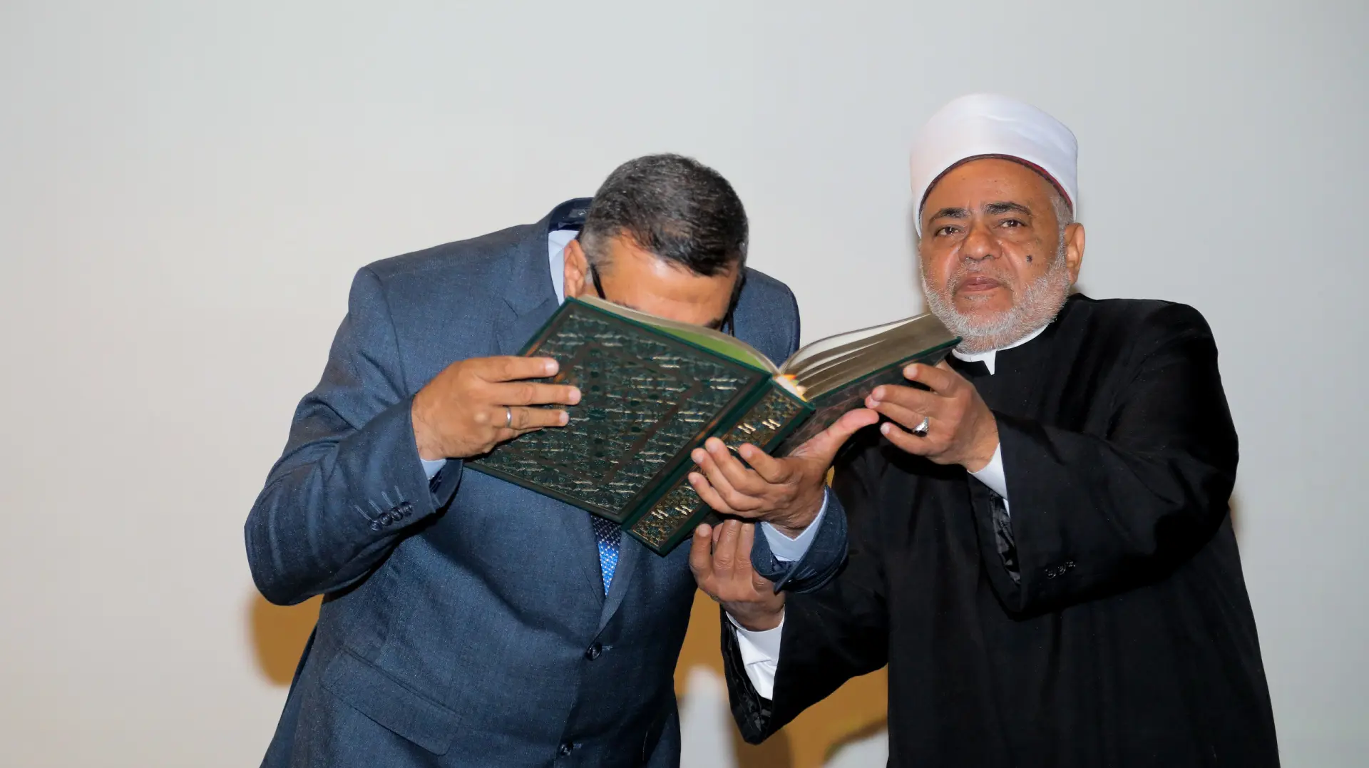 تقديرًا لمكانة جده الراحل الإمام "الببلاوي".. شيخ الأزهر يهدي محافظ قنا مصحفًا بماء الذهب - 1000425229