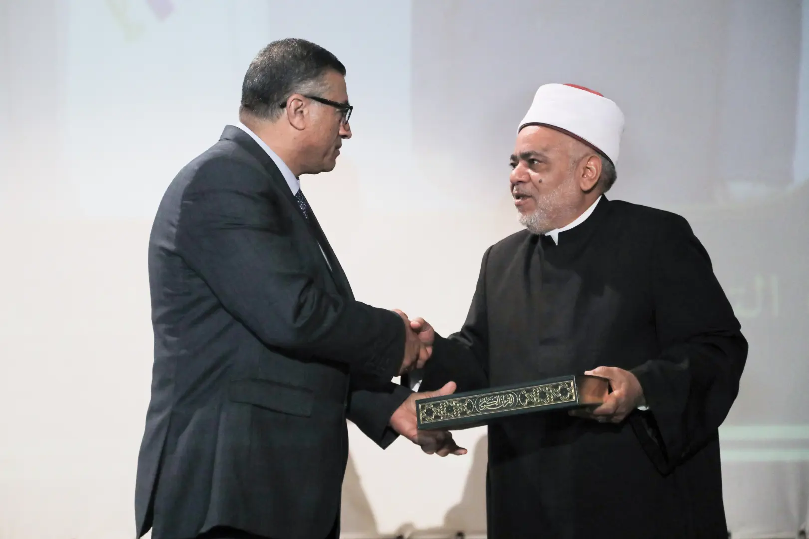 تقديرًا لمكانة جده الراحل الإمام "الببلاوي".. شيخ الأزهر يهدي محافظ قنا مصحفًا بماء الذهب - 1000425233