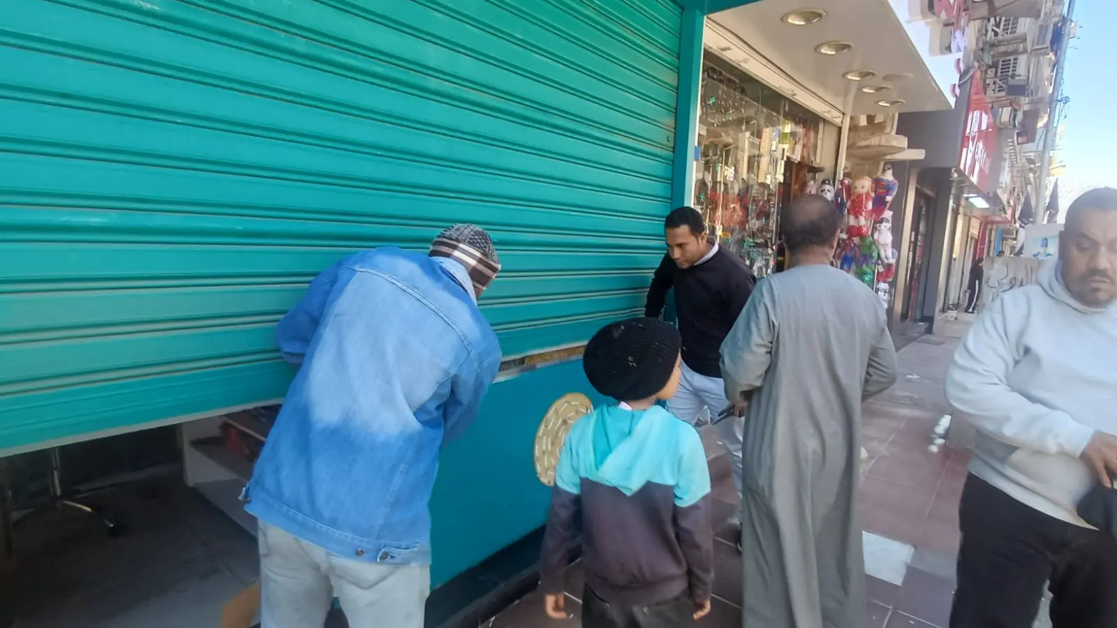 غلق وتشميع 8 محال وتوجيه 50 إنذارًا لمخالفين خلال حملة مكثفة بنجع حمادي - 1000427720