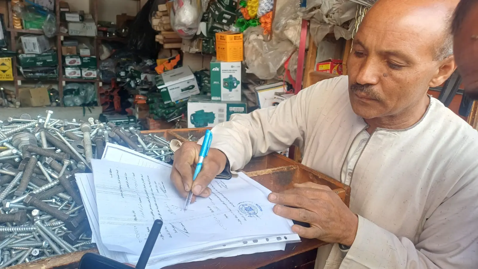 غلق وتشميع 8 محال وتوجيه 50 إنذارًا لمخالفين خلال حملة مكثفة بنجع حمادي - 1000427729