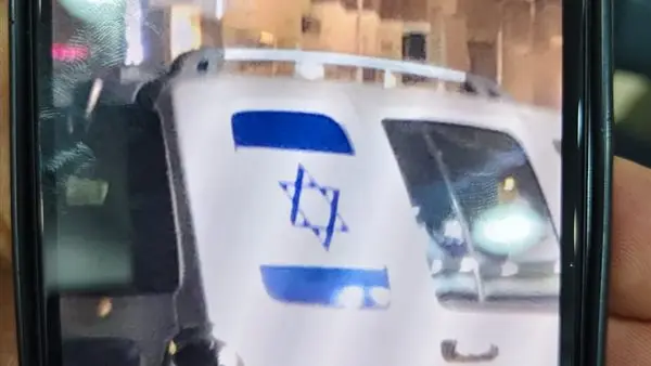 ضبط قائد سيارة تحمل علم الاحتلال الإسرائيلي في كرداسة بعد تسببه في إصابة عدد من المواطنين - 1000428803