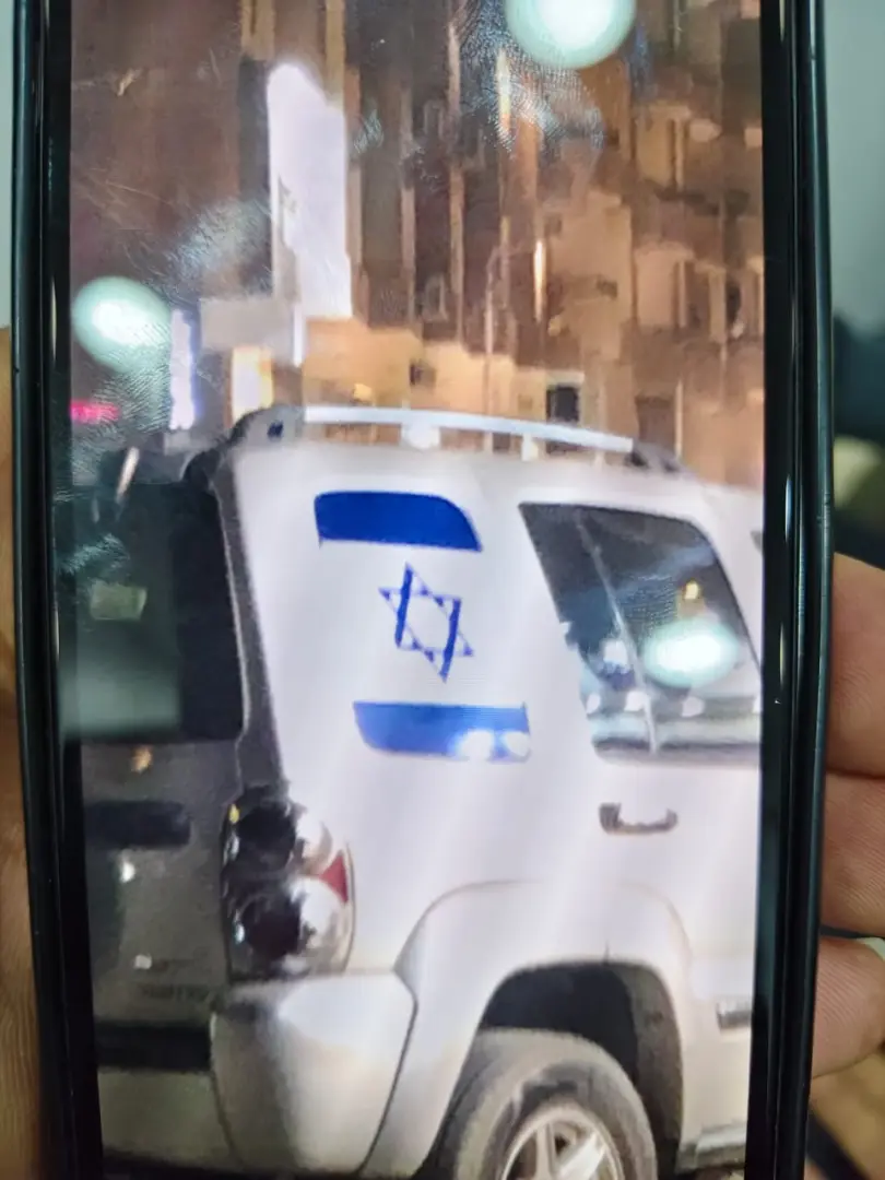 ضبط قائد سيارة تحمل علم الاحتلال الإسرائيلي في كرداسة بعد تسببه في إصابة عدد من المواطنين - 1000428804