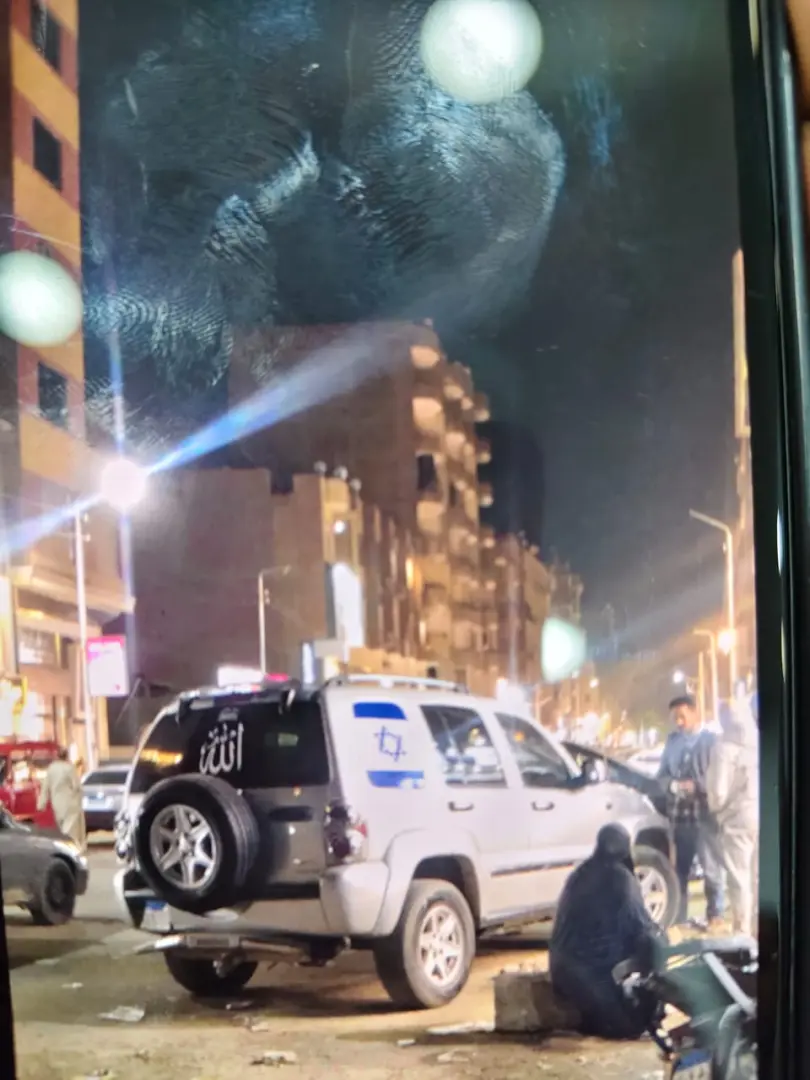 ضبط قائد سيارة تحمل علم الاحتلال الإسرائيلي في كرداسة بعد تسببه في إصابة عدد من المواطنين - 1000428806