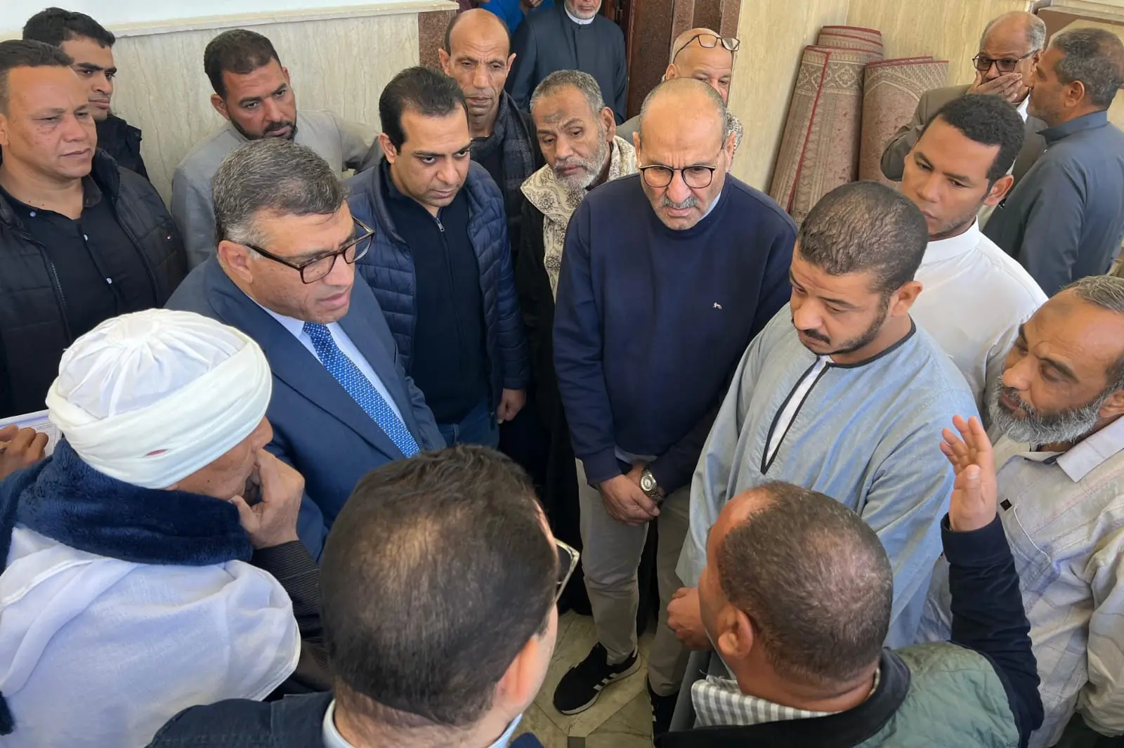 عقب صلاة الجمعة بمسجد «ناصر».. محافظ قنا خلال لقائه بالمواطنين: مكتبي مفتوح للجميع - 1000429335