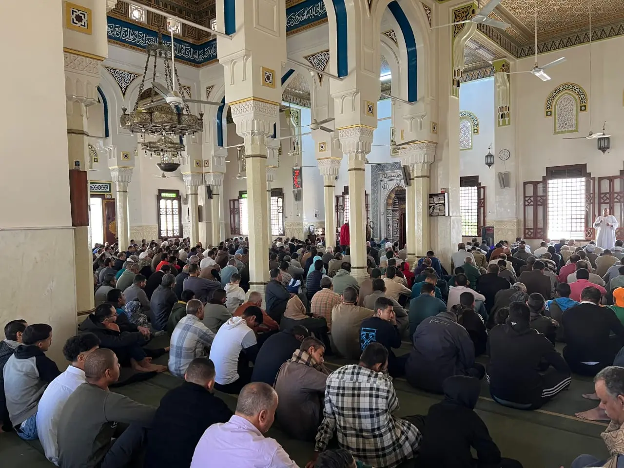 عقب صلاة الجمعة بمسجد «ناصر».. محافظ قنا خلال لقائه بالمواطنين: مكتبي مفتوح للجميع - 1000429338