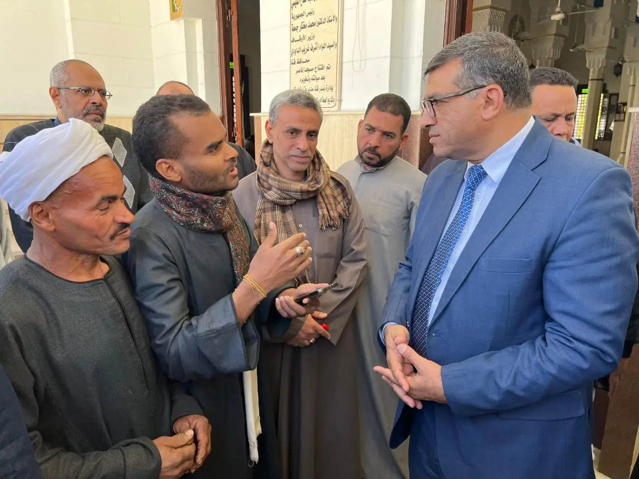 عقب صلاة الجمعة بمسجد «ناصر».. محافظ قنا خلال لقائه بالمواطنين: مكتبي مفتوح للجميع - 1000429341