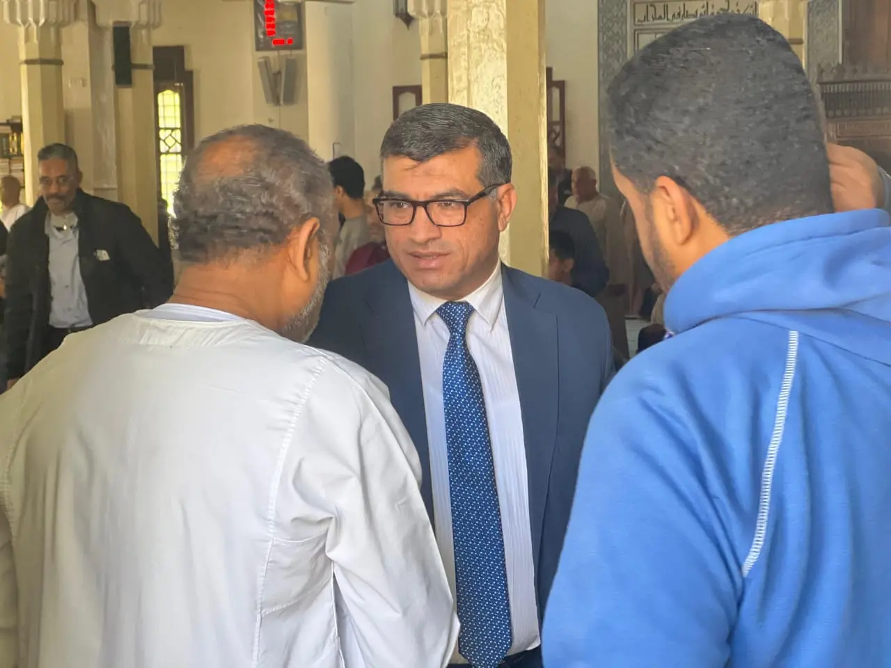عقب صلاة الجمعة بمسجد «ناصر».. محافظ قنا خلال لقائه بالمواطنين: مكتبي مفتوح للجميع - 1000429344
