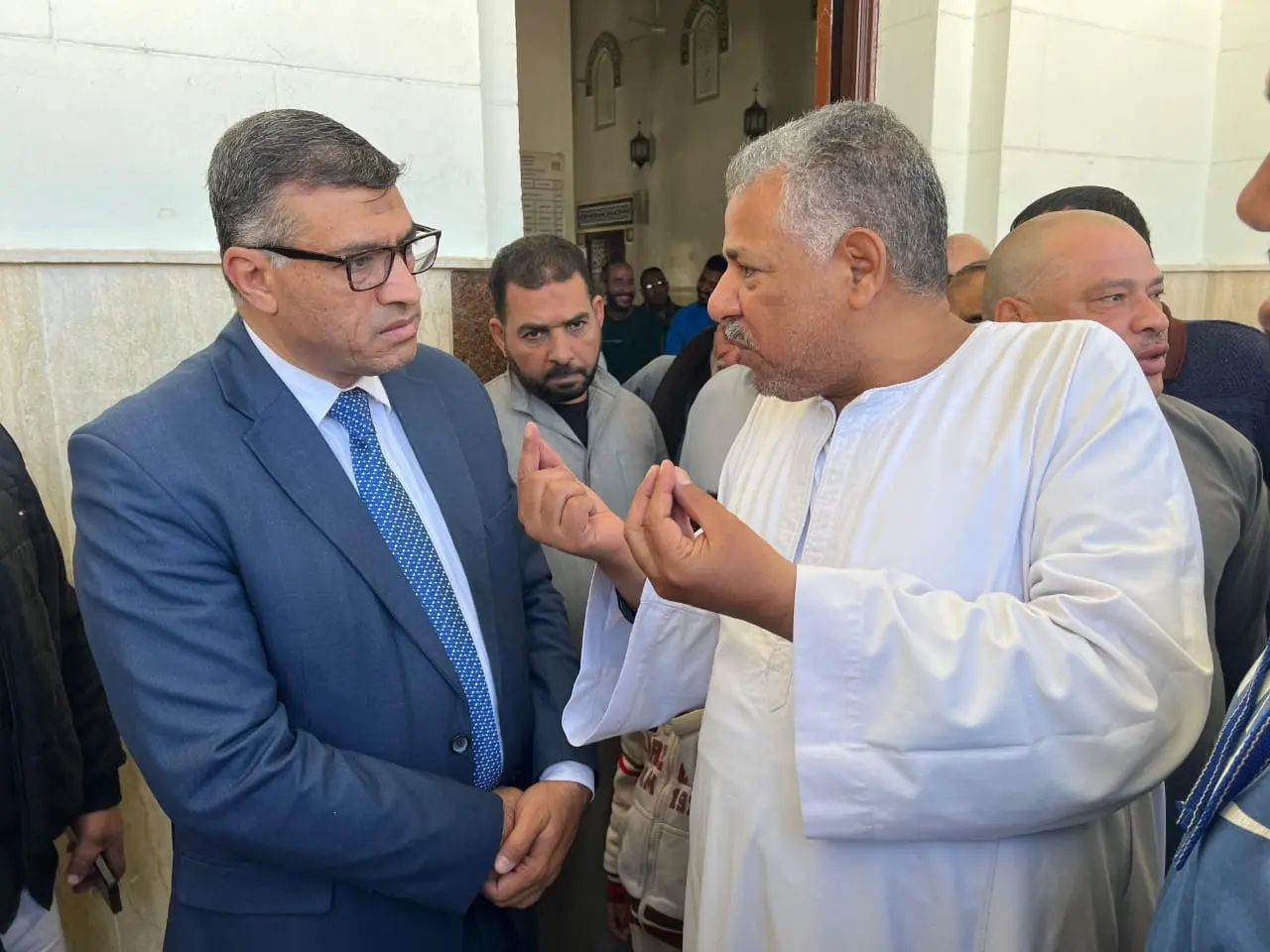 عقب صلاة الجمعة بمسجد «ناصر».. محافظ قنا خلال لقائه بالمواطنين: مكتبي مفتوح للجميع - 1000429348