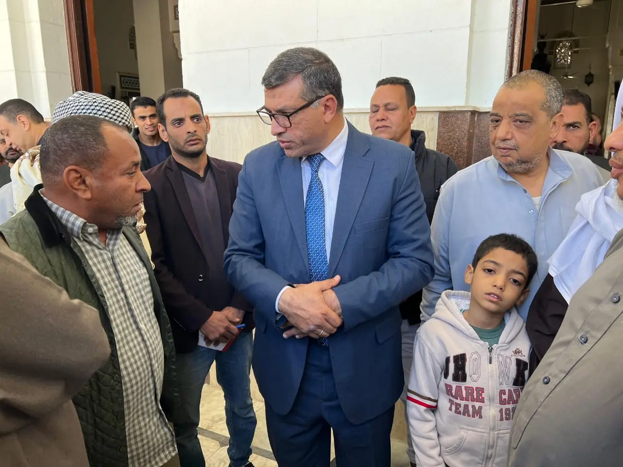 عقب صلاة الجمعة بمسجد «ناصر».. محافظ قنا خلال لقائه بالمواطنين: مكتبي مفتوح للجميع - 1000429351