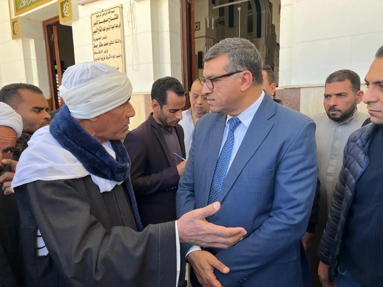 عقب صلاة الجمعة بمسجد «ناصر».. محافظ قنا خلال لقائه بالمواطنين: مكتبي مفتوح للجميع - 1000429357