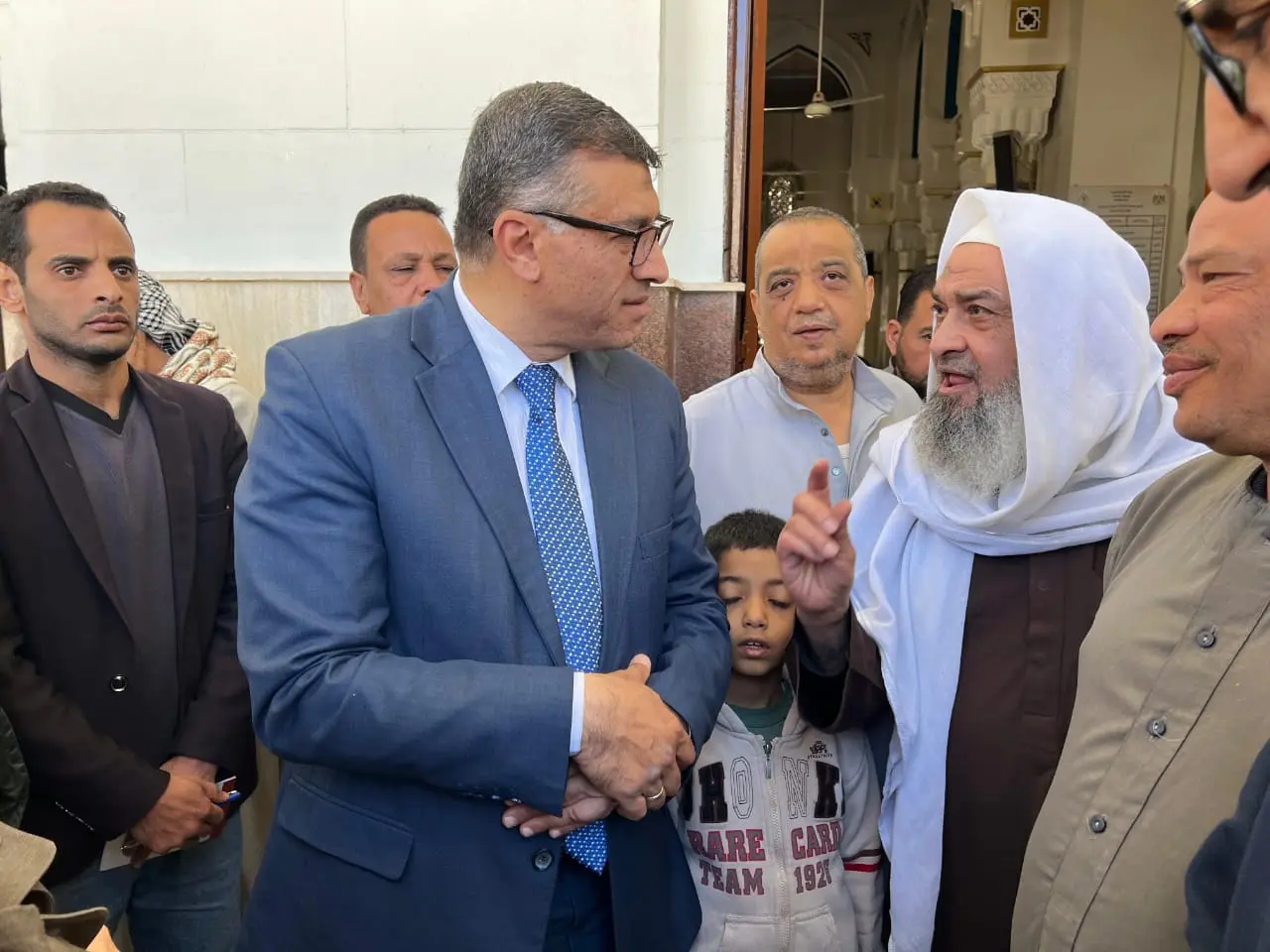 عقب صلاة الجمعة بمسجد «ناصر».. محافظ قنا خلال لقائه بالمواطنين: مكتبي مفتوح للجميع