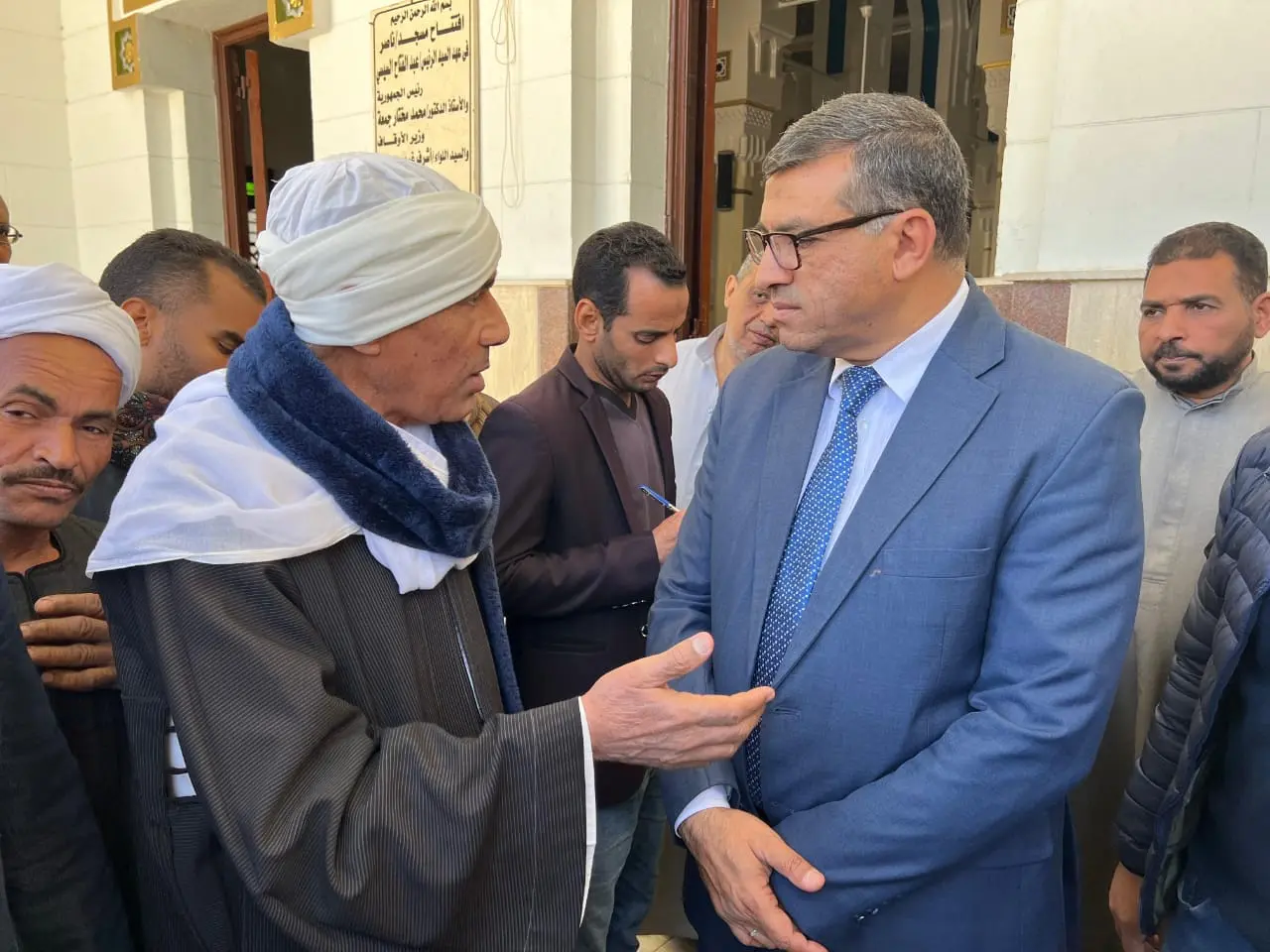 عقب صلاة الجمعة بمسجد «ناصر».. محافظ قنا خلال لقائه بالمواطنين: مكتبي مفتوح للجميع - 1000429363