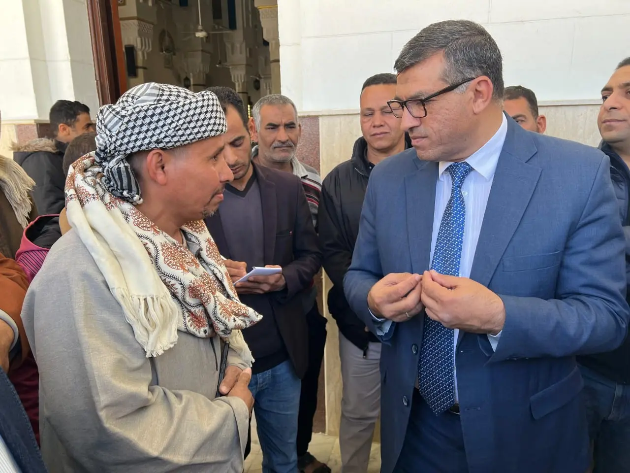 عقب صلاة الجمعة بمسجد «ناصر».. محافظ قنا خلال لقائه بالمواطنين: مكتبي مفتوح للجميع - 1000429366