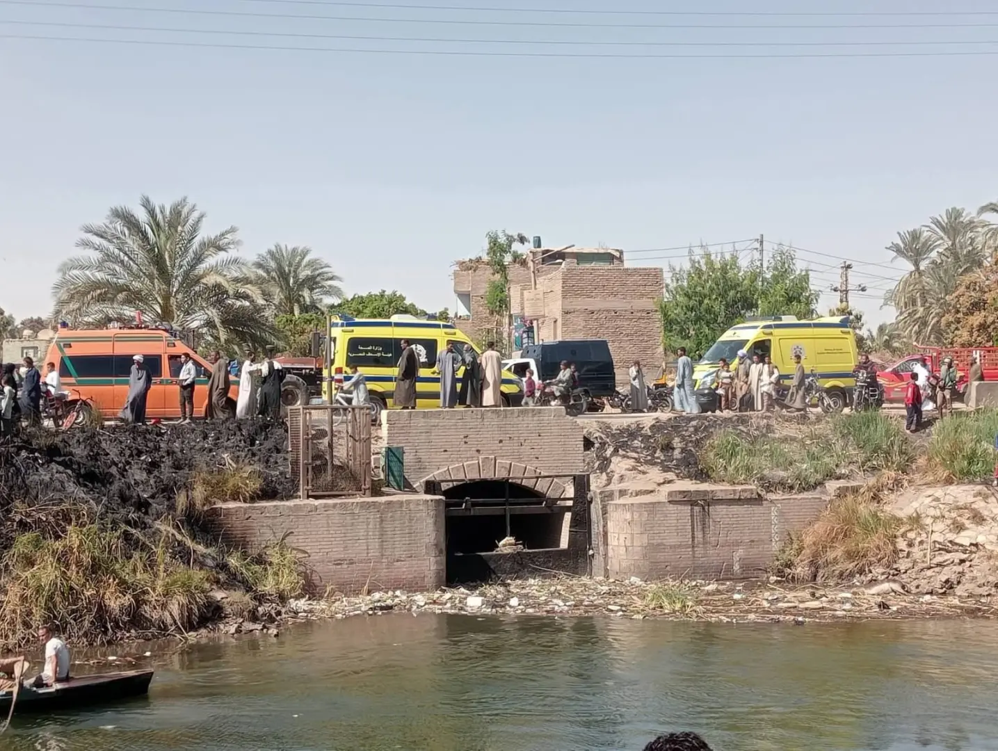 مصرع 4 وإصابة وإنقاذ 7 في انقلاب سيارة بترعة الرياينة غرب الأقصر - 1000429390