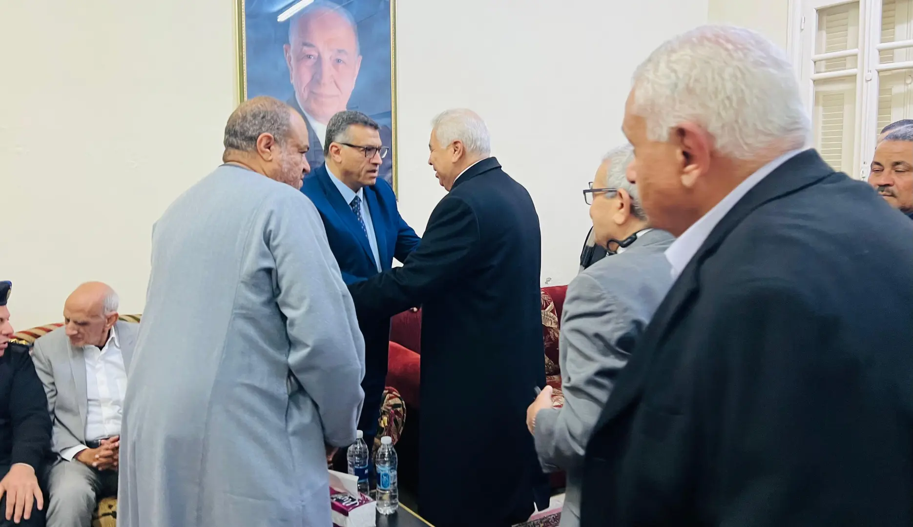 محافظ قنا يقدم واجب العزاء لأسرة "شيخ الإذاعيين" فهمي عمر رئيس الإذاعة المصرية الأسبق - 1000430514