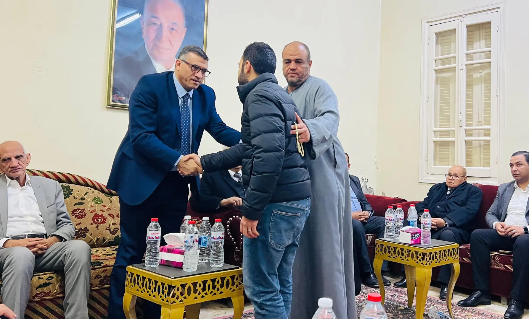 محافظ قنا يقدم واجب العزاء لأسرة "شيخ الإذاعيين" فهمي عمر رئيس الإذاعة المصرية الأسبق - 1000430515