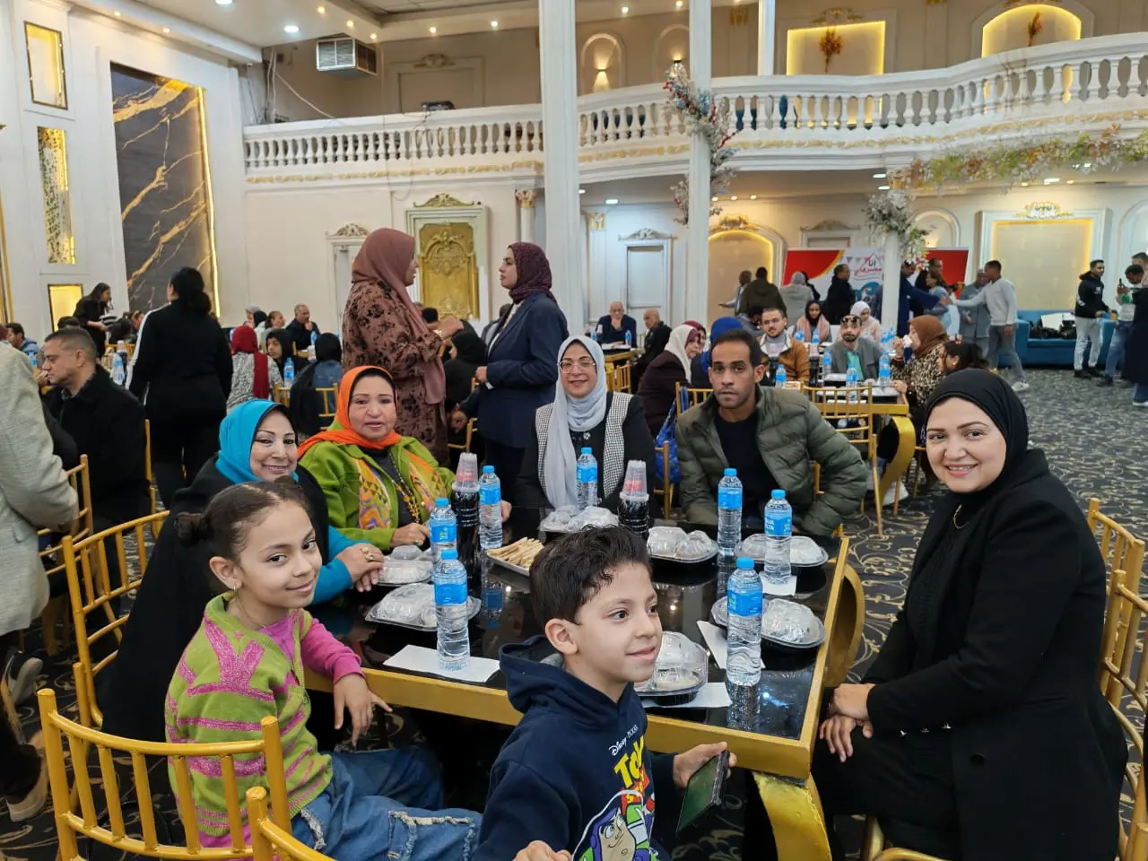 إفطار "أنا مصري" الرمضاني الثالث عشر يجمع أكثر من 600 مشارك بقنا - 1000432296