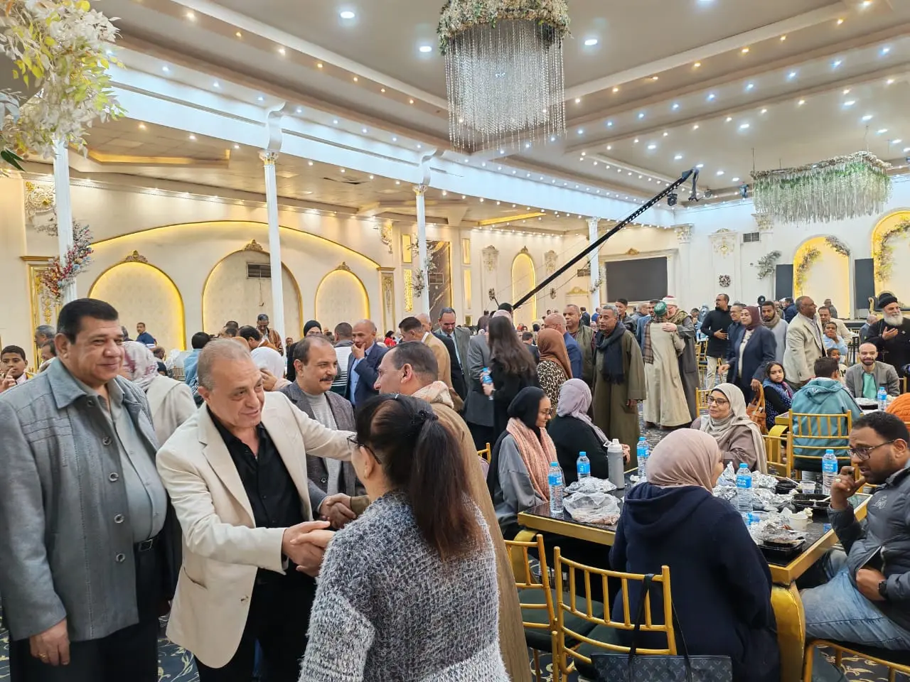 إفطار "أنا مصري" الرمضاني الثالث عشر يجمع أكثر من 600 مشارك بقنا - 1000432304