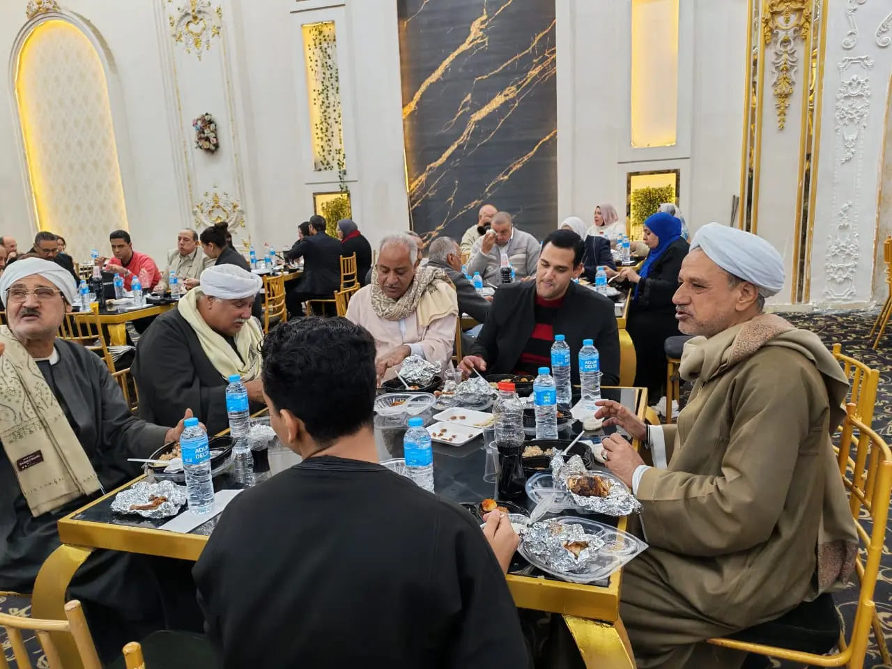 إفطار "أنا مصري" الرمضاني الثالث عشر يجمع أكثر من 600 مشارك بقنا - 1000432305