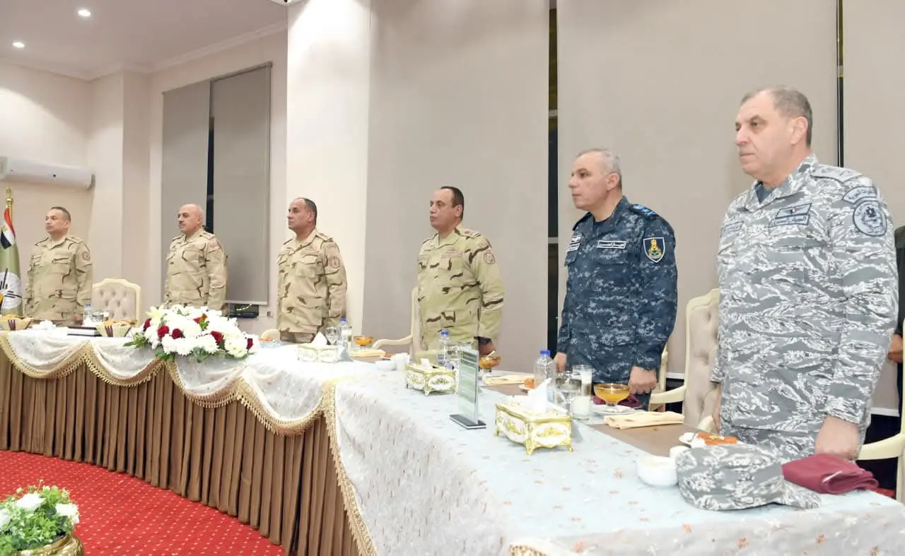 وزير الدفاع والإنتاج الحربى يتفقد الجاهزية القتالية للمنطقة المركزية العسكرية ويشارك المقاتلين وجبة الإفطار - 1000434192
