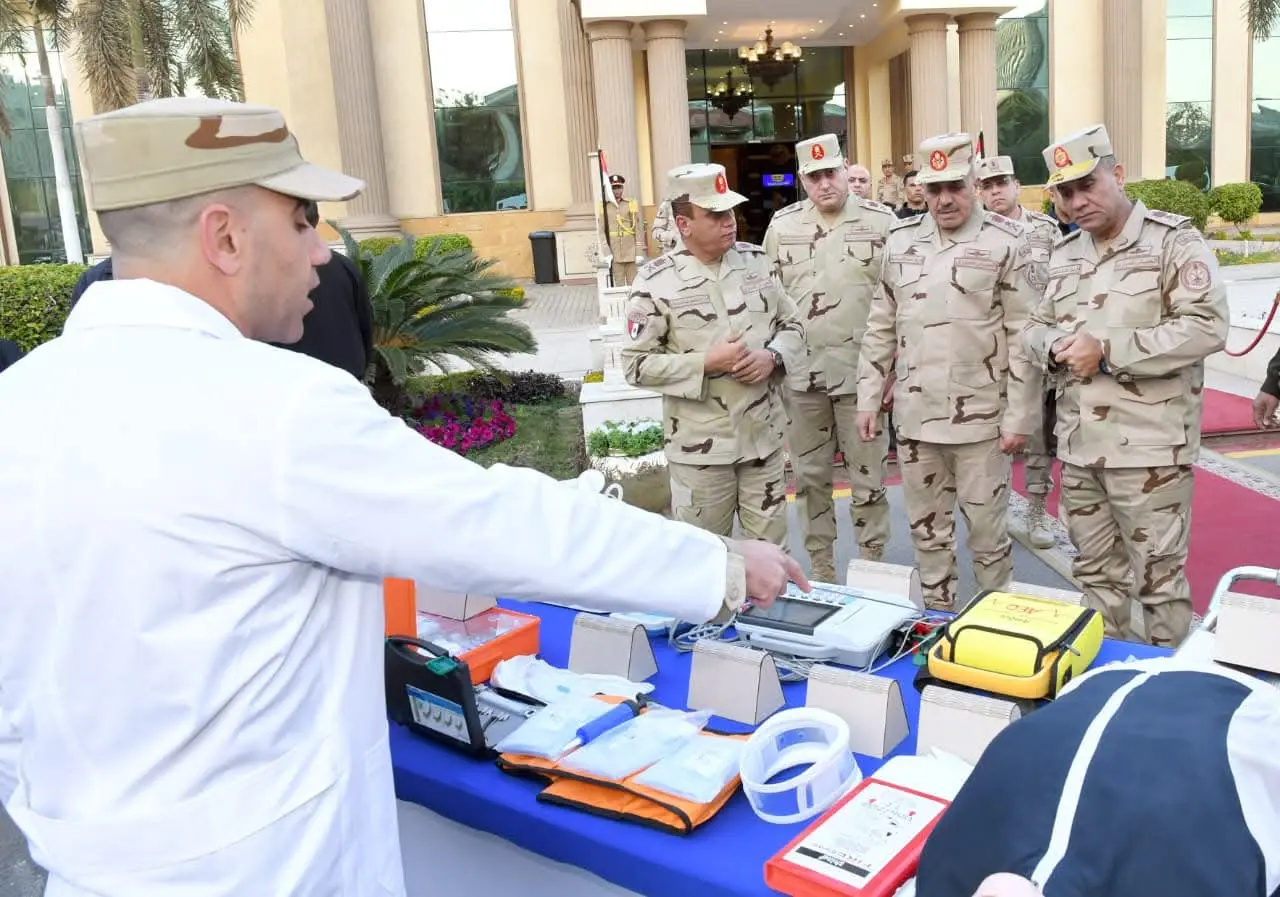 وزير الدفاع والإنتاج الحربى يتفقد الجاهزية القتالية للمنطقة المركزية العسكرية ويشارك المقاتلين وجبة الإفطار