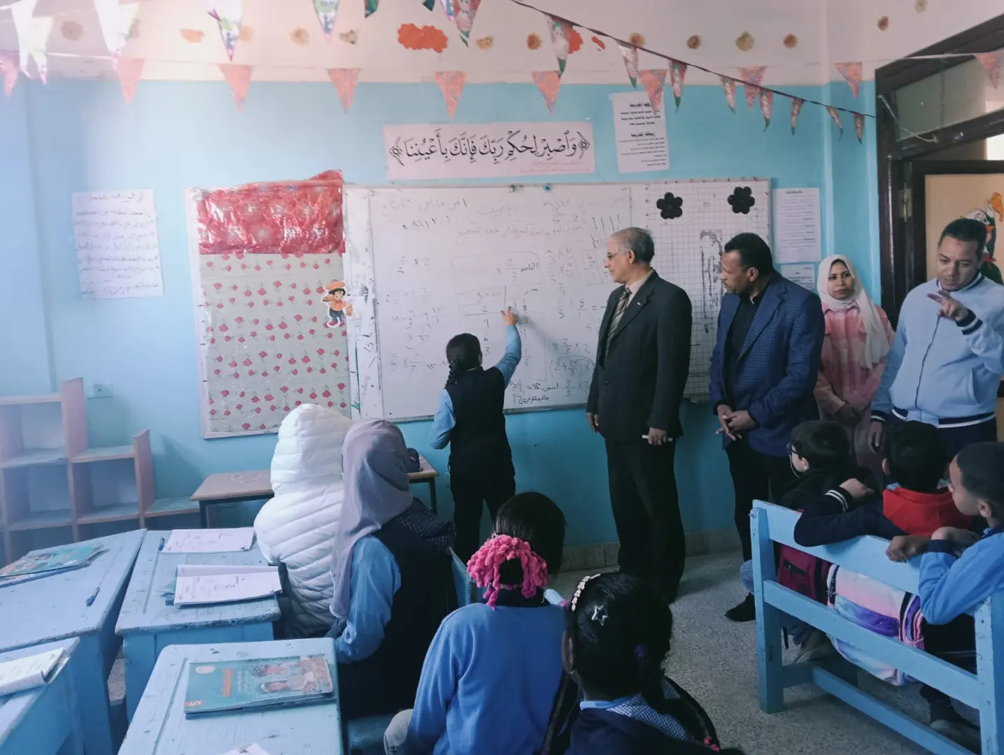 وكيل تعليم قنا يقود «الأتوبيس الطائر» لمتابعة انتظام الدراسة بأبوتشت - 1000434217